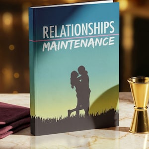 Könnte beinhalten: Ein Buch mit dem Titel „RELATIONSHIPS MAINTENANCE“ mit einer Silhouette eines sich umarmenden Paares auf dem Cover. Der Einband hat einen Farbverlauf aus Blau, Grün und Gelb. Eine rosa Linie trennt den Titel. Ein goldener Jigger und ein burgunderfarbenes Tuch liegen auf dem Tisch.