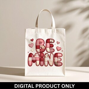 Könnte beinhalten: Eine weiße Tragetasche mit den Worten "BE MINE" in einem Patchwork-Design. Die Buchstaben sind rot, rosa und weiß mit Herzakzenten. Die Tasche hat einen Griff und den Text "DIGITAL PRODUCT ONLY" unten.