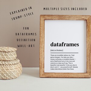 Peut inclure: Un cadre en bois contenant une impression blanche avec la définition de dataframes, incluant le texte : EXPLAINED IN TRUMP-STYLE, MULTIPLE SIZES INCLUDED, FUN DATAFRAMES DEFINITION WALL-ART, et une pile de trois paniers tressés.