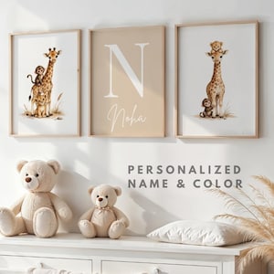 Peut inclure: Panneau en bois rustique avec l'inscription "Welcome to our home" en lettres blanches. Le panneau présente une finition vieillie et un design simple et accueillant.