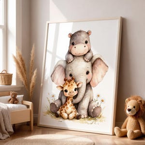 Puede incluir: Una impresión en acuarela enmarcada con un hipopótamo, un elefante y una jirafa. El hipopótamo está sentado encima del elefante, y la jirafa está delante. Los animales están representados en colores suaves con un estilo caprichoso, rodeados de pequeñas flores.