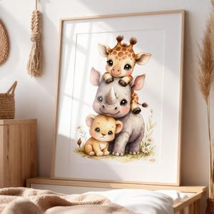 Puede incluir: Una impresión enmarcada con una ilustración en acuarela de tres adorables animales bebés. Una jirafa está encima de un rinoceronte, y un cachorro de león está sentado delante. Los colores son suaves y el ambiente es caprichoso.