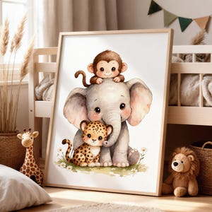 Può includere: Illustrazione ad acquerello incorniciata di tre adorabili animali della giungla. Una scimmia è seduta in cima a un elefante grigio, che abbraccia un cucciolo di leopardo maculato. L'opera d'arte è su sfondo bianco, con cornice in legno.