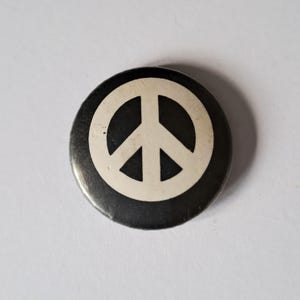 Vintage Peace Symbol Badge, 1980s Hippie Pin, Anti-War Memorabilia, Classic Protest Collectible