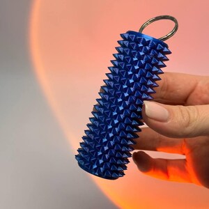 Peut inclure: Panneau en bois fait à la main avec l'inscription "Welcome to our home" dans un style manuscrit. Le panneau est peint en blanc avec des lettres noires et une finition vieillie, parfait pour la décoration de ferme.