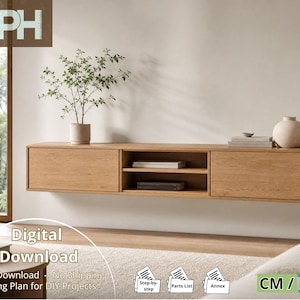 Puede incluir: Un mueble multimedia de pared en madera clara con dos armarios cerrados a los lados y una sección central abierta con dos estantes. La unidad muestra el texto WPH en la esquina superior izquierda e incluye iconos de descarga digital de planos.