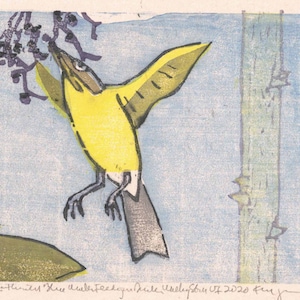 Pode incluir: Um pássaro amarelo com cauda cinza e cabeça marrom está empoleirado em um galho com bagas roxas. O pássaro está voando em direção às bagas. O fundo é um céu azul claro com um tronco de árvore verde no lado direito da imagem. A imagem é assinada "6/9 Black-throated Tree Warbler Feeding" no canto inferior esquerdo.