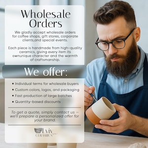 Pode incluir: Imagem que promove pedidos por atacado de cerâmica. O texto diz "Pedidos por atacado" e "Oferecemos:" com marcadores. Uma pessoa de avental segura uma caneca de cerâmica com um design branco e marrom.