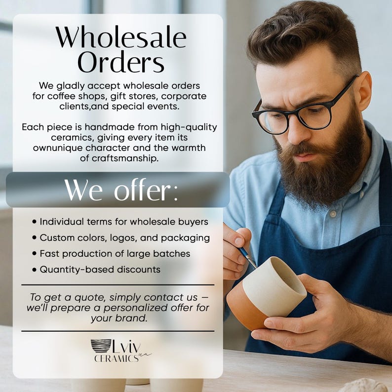 Puede incluir: Un hombre con barba y gafas trabaja en una taza de cer&aacute;mica. La imagen incluye el texto "Wholesale Orders" y "We offer: Condiciones individuales para compradores mayoristas, Colores, logotipos y embalajes personalizados, Producci&oacute;n r&aacute;pida de grandes lotes, Descuentos por cantidad."