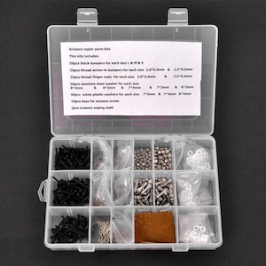 Peut inclure: Une boîte de rangement en plastique transparent remplie de petites pièces pour la réparation de ciseaux. La boîte contient des butées noires, des butées à vis filetées, des repose-doigts, des rondelles en acier inoxydable et des rondelles en plastique blanc.