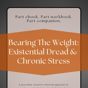 Op de afbeelding: Boekomslag met de titel "Bearing The Weight: Existential Dread & Chronic Stress" in witte letters op een oranje en witte achtergrond. De naam van de auteur en de kwalificaties staan onderaan.