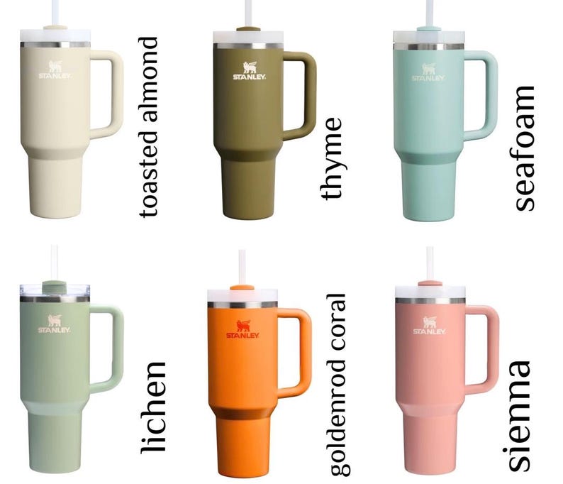 Peut inclure: Collection de gobelets isothermes de diff&eacute;rentes couleurs : amande grill&eacute;e, thym, &eacute;cume de mer, lichen, corail dor&eacute; et terre de Sienne. Chaque gobelet est dot&eacute; d'une poign&eacute;e, d'une paille et d'un couvercle argent&eacute;. Le logo Stanley est visible.