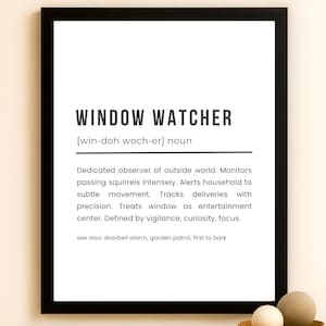 Puede incluir: Una impresión enmarcada con las palabras "WINDOW WATCHER" en letras negras en negrita. La definición describe a un observador del mundo exterior, que monitorea ardillas y entregas. La impresión está en un marco negro.