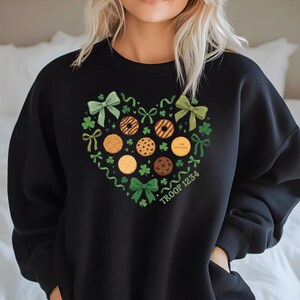 Sudadera personalizada con número de tropa, lazo verde, corazón y para mamá de Girl Scouts, regalo para líder de equipo de galletas imagen 2