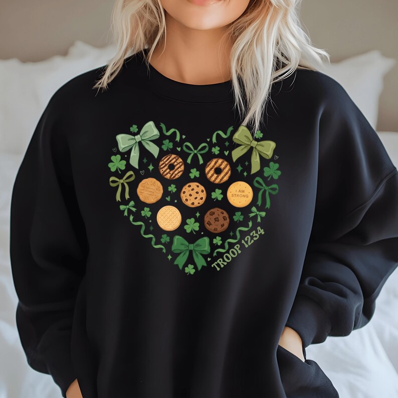 Sudadera personalizada con número de tropa, lazo verde, corazón y para mamá de Girl Scouts, regalo para líder de equipo de galletas imagen 2