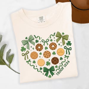 Sudadera personalizada con número de tropa, lazo verde, corazón y para mamá de Girl Scouts, regalo para líder de equipo de galletas imagen 1