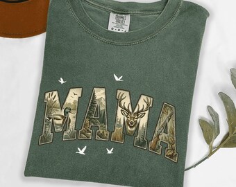 Camiseta gráfica universitaria retro Hunting Mama con diseño de pato, ciervo y escopeta de camuflaje
