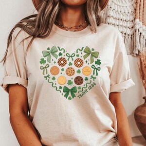 Sudadera personalizada con número de tropa, lazo verde, corazón y para mamá de Girl Scouts, regalo para líder de equipo de galletas imagen 3