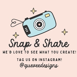 Puede incluir: Una c&aacute;mara de dibujos animados azul claro con un coraz&oacute;n en la lente, rodeada de estrellas, y las palabras "Snap & Share". Tambi&eacute;n se incluye el texto "WE'D LOVE TO SEE WHAT YOU CREATE!" y el nombre de usuario de Instagram @queveedesigns.