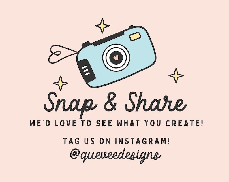 Puede incluir: Una c&aacute;mara de dibujos animados azul claro con un coraz&oacute;n en la lente, rodeada de estrellas, y las palabras "Snap & Share". Tambi&eacute;n se incluye el texto "WE'D LOVE TO SEE WHAT YOU CREATE!" y el nombre de usuario de Instagram @queveedesigns.