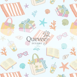 Op de afbeelding: Een lichtblauw naadloos patroon met strandthema-illustraties. Het ontwerp bevat strandtassen, boeken, zonnebrillen, handdoeken, schelpen, zeesterren, koraal en drankjes. De tekst "Quevee Designs" is ook aanwezig.