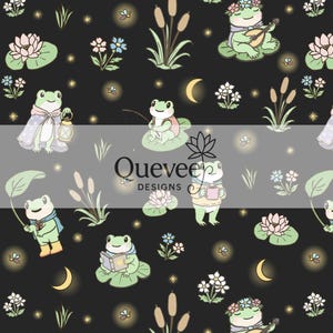 Può includere: Motivo ripetuto su sfondo nero con fantasiose rane verdi in varie pose. Le rane sono raffigurate con accessori come mantelli, libri e strumenti musicali, circondate da fiori, ninfee e lune crescenti. È presente anche il testo "Quevee Designs".
