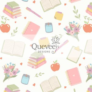 Peut inclure: Motif répété avec des fournitures scolaires et de papeterie. Le motif comprend des piles de livres, des livres ouverts, des cahiers roses, des stylos, des pommes, des bougies, des fleurs et des pense-bêtes. Le texte "Quevee Designs" est également présent.