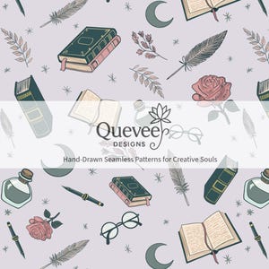 Può includere: Un motivo ripetuto di libri, rose, piume, calamai, occhiali e lune crescenti su sfondo lilla chiaro. È presente anche il testo "Quevee Designs" e "Hand-Drawn Seamless Patterns for Creative Souls".