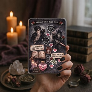 Puede incluir: Una funda transparente para teléfono con un tema de romance oscuro, con el texto "MORALLY GRAY BOOK CLUB". El diseño incluye ilustraciones de un hombre, un esqueleto, gatos, corazones, rosas y el texto "TOUCH HER DIE BOOK CLUB".