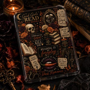 Könnte beinhalten: Eine transparente E-Reader-Schutzhülle mit einer dunklen, gotisch inspirierten Collage aus Totenköpfen, Rosen, offenen Büchern und Kerzen. Der Text umfasst 'Good Girls Read Bad Books', 'Reading is my foreplay' und verschiedene Zitate.