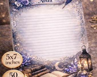 Könnte beinhalten: Ein Notizblock, 12,7 x 17,8 cm, mit 50 Blatt, der ein himmlisches Design mit dem Wort „Notizen“ zeigt. Das Design umfasst florale und Feder-Elemente, mit einem Fantasy-Thema, einschließlich Bücher, Kristalle und eine Laterne.