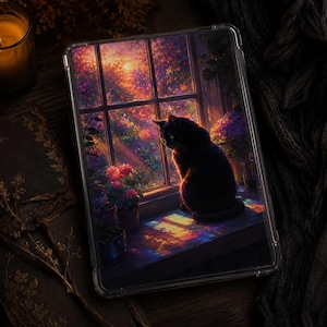 Op de afbeelding: Een doorzichtige tablethoes met een bedrukte illustratie van een zwarte kat die op een vensterbank zit. De scène toont een levendige zonsondergang door een raam, die kleurrijke bloemen verlicht en licht werpt op het oppervlak van de vensterbank.