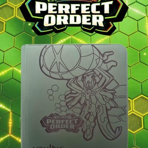 Puede incluir: Un archivador de tarjetas gris con una ilustración estilizada y el texto "MEGA EVOLUTION PERFECT ORDER". El archivador tiene un fondo verde oscuro con un patrón hexagonal y el logotipo "vaultx".