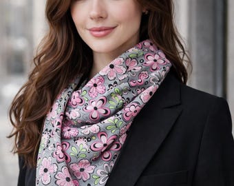 Lenço floral leve e delicado, costurado à mão.