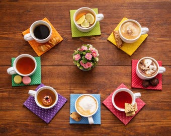 Conjunto de 8 porta-copos artesanais com estampa de bolinhas coloridas em tons de arco-íris