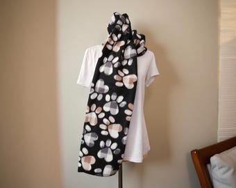 Cachecol artesanal com estampa de patas