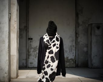 Lenço artesanal em tecido Minky com estampa de vaca