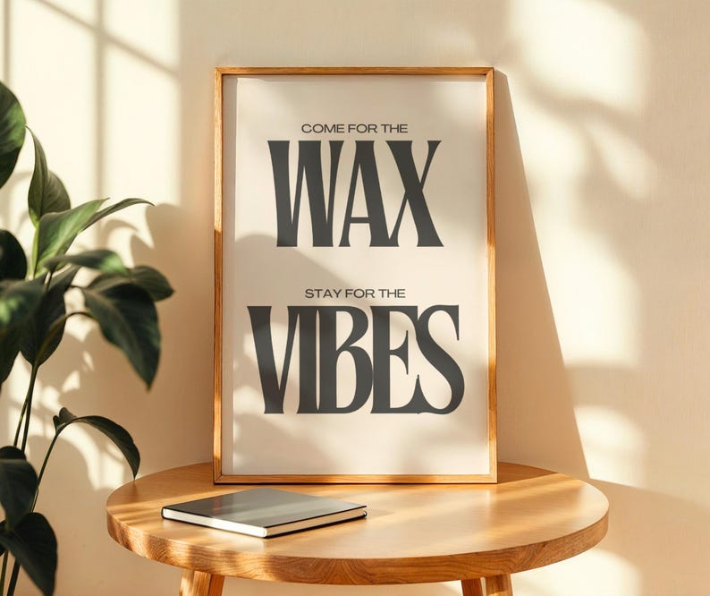Puede incluir: Una l&aacute;mina de arte mural rectangular en un marco de madera clara con el texto negro COME FOR THE WAX STAY FOR THE VIBES centrado sobre un fondo crema. La tipograf&iacute;a utiliza una fuente serif en negrita con las palabras WAX y VIBES ampliadas.