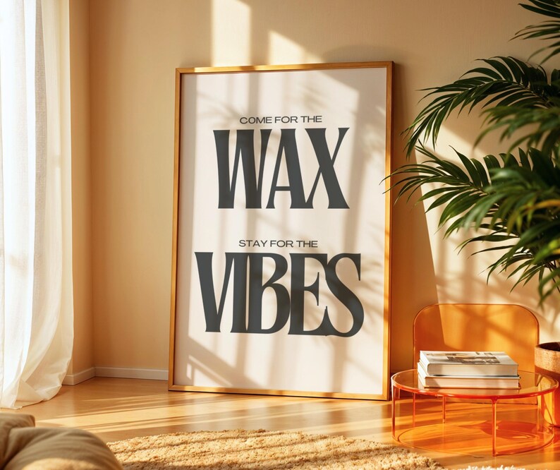 Puede incluir: Una l&aacute;mina de arte mural rectangular en un marco dorado fino con el texto negro COME FOR THE WAX STAY FOR THE VIBES sobre un fondo blanco. La tipograf&iacute;a es negrita y con serifa, centrada en la impresi&oacute;n, con la palabra WAX m&aacute;s grande.