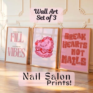 Può includere: Set di tre stampe artistiche da parete incorniciate. Le stampe presentano testo e illustrazioni rosa e bianche. Una stampa dice "COME FOR THE FILL STAY FOR THE VIBES". Un'altra mostra una torta con ciliegie. La terza dice "BREAK HEARTS NOT NAILS".