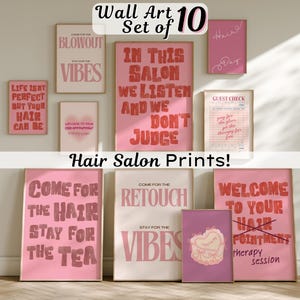 Puede incluir: Una colección de diez impresiones artísticas de pared rosas y blancas con varias citas temáticas de salón. Las impresiones incluyen frases como "Blowout Vibes" y "Come for the Hair, Stay for the Tea".