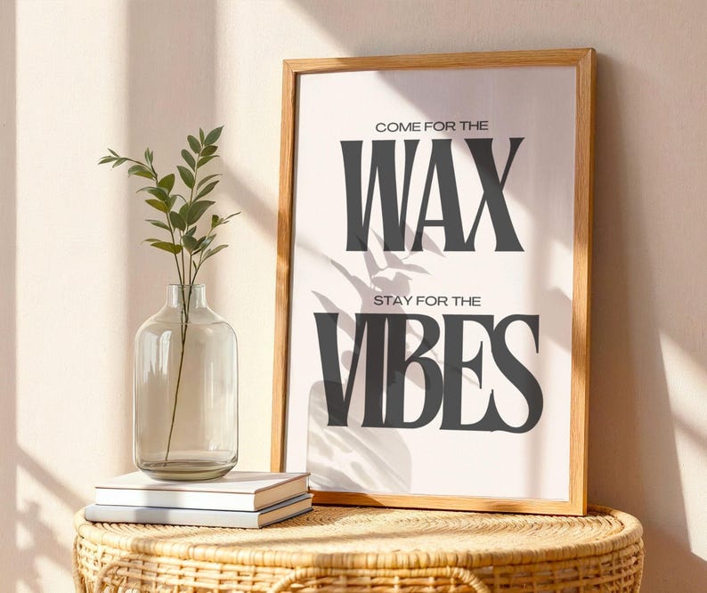 Puede incluir: Un cuadro vertical enmarcado con el texto negro COME FOR THE WAX STAY FOR THE VIBES en una fuente serif negrita sobre fondo blanco. El marco de madera es de color marr&oacute;n claro y la l&aacute;mina se muestra junto a un jarr&oacute;n de cristal.