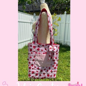 Erdbeere Gequiltete Tragetasche: Handgemachte Rosa Puffy Schleife Anhänger