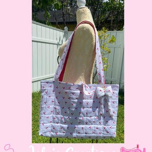 Handgemachte gesteppte Kirsch-Tote Bag mit Puffy Schleife Anhänger