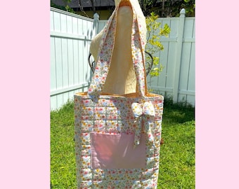 Bolso tote acolchado con flores hecho a mano con dije de lazo abullonado