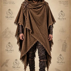 Könnte beinhalten: Ein brauner Kapuzenponcho mit ausgefransten Kanten und einem Leder-Schnallenverschluss, getragen über einer dunklen Hose mit Leder-Beinriemen und braunen Schnürstiefeln. Das Kleidungsstück hat einen strukturierten Stoff und dunkle Leder-Armschienen.