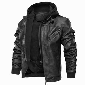 Könnte beinhalten: Schwarze Lederjacke mit abnehmbarer Kapuze. Die Jacke hat mehrere Reißverschlusstaschen auf der Brust und einen gerippten Stricksaum und -bündchen. Die Jacke ist offen und zeigt ein schwarzes Innenfutter.