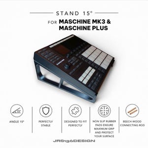 Op de afbeelding: Zwarte standaard voor Maschine MK3 & Maschine Plus, onder een hoek van 15 graden. Voorzien van antislip rubberen pads en beukenhouten verbindingsstaven. Ontworpen voor perfecte pasvorm, biedt een stabiel platform.