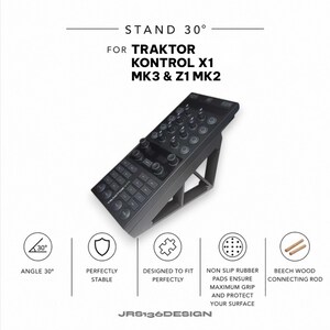 Pode incluir: Suporte preto para Traktor Kontrol X1 MK3 & Z1 MK2, inclinado a 30 graus. Apresenta almofadas de borracha antiderrapantes e varetas de conexão em madeira de faia. O texto diz 'STAND 30°' e 'JRS136DESIGN'.
