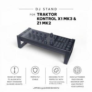 Peut inclure: Support de DJ noir pour Traktor Kontrol X1 MK3 & Z1 MK2. Le support s'élève de 90 mm pour s'aligner sur la plupart des hauteurs de mixeur DJ standard. Dispose de patins en caoutchouc antidérapants. Le support est parfaitement stable.